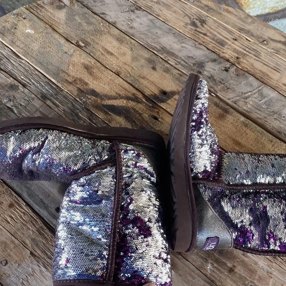 Check out this nice womens UGG winter boots size 7 they change colors - Picture 8 of 10